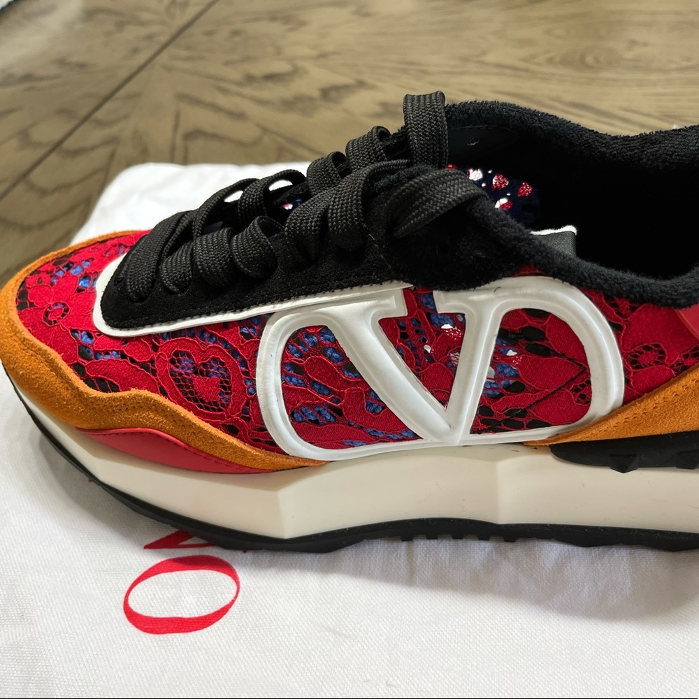 Valentino men brand new size 8.5-9 ( comes with dust bag only)